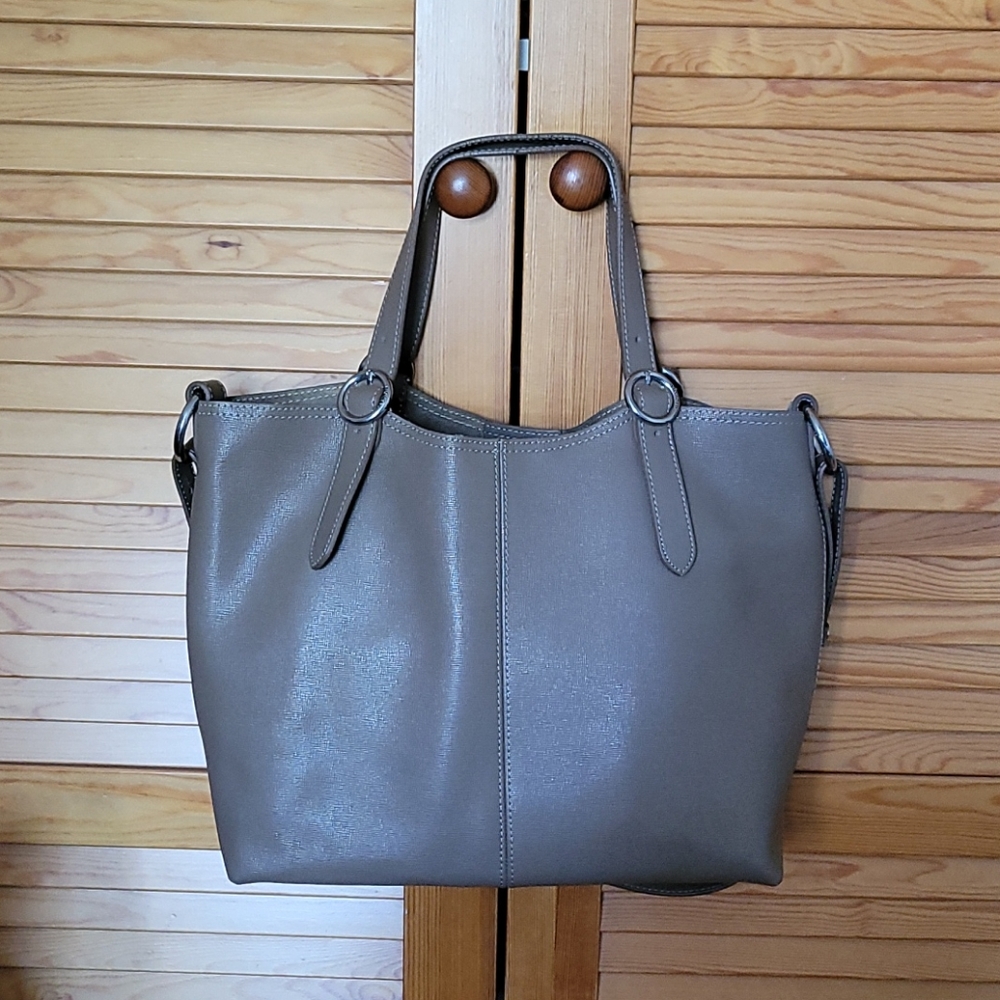 Sequoia tote in taupe leather.